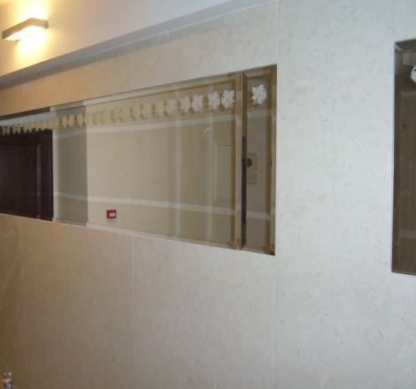 Lustro fazowane dekorowane montowane we wnęce