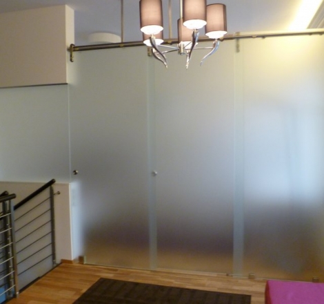 Ścianka szklana z drzwiami przesuwnymi